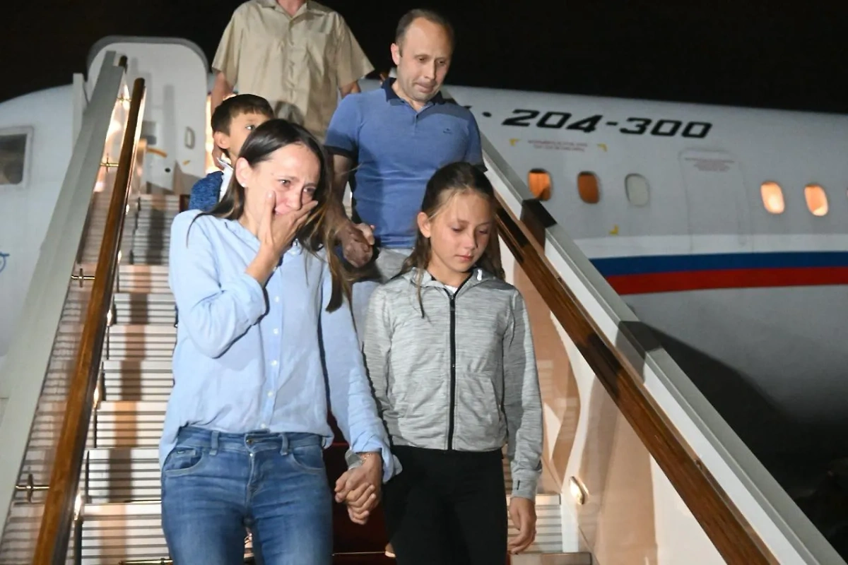 Анна Дульцева с дочерью на переднем плане. Обложка © ТАСС / POOL / Михаил Воскресенский