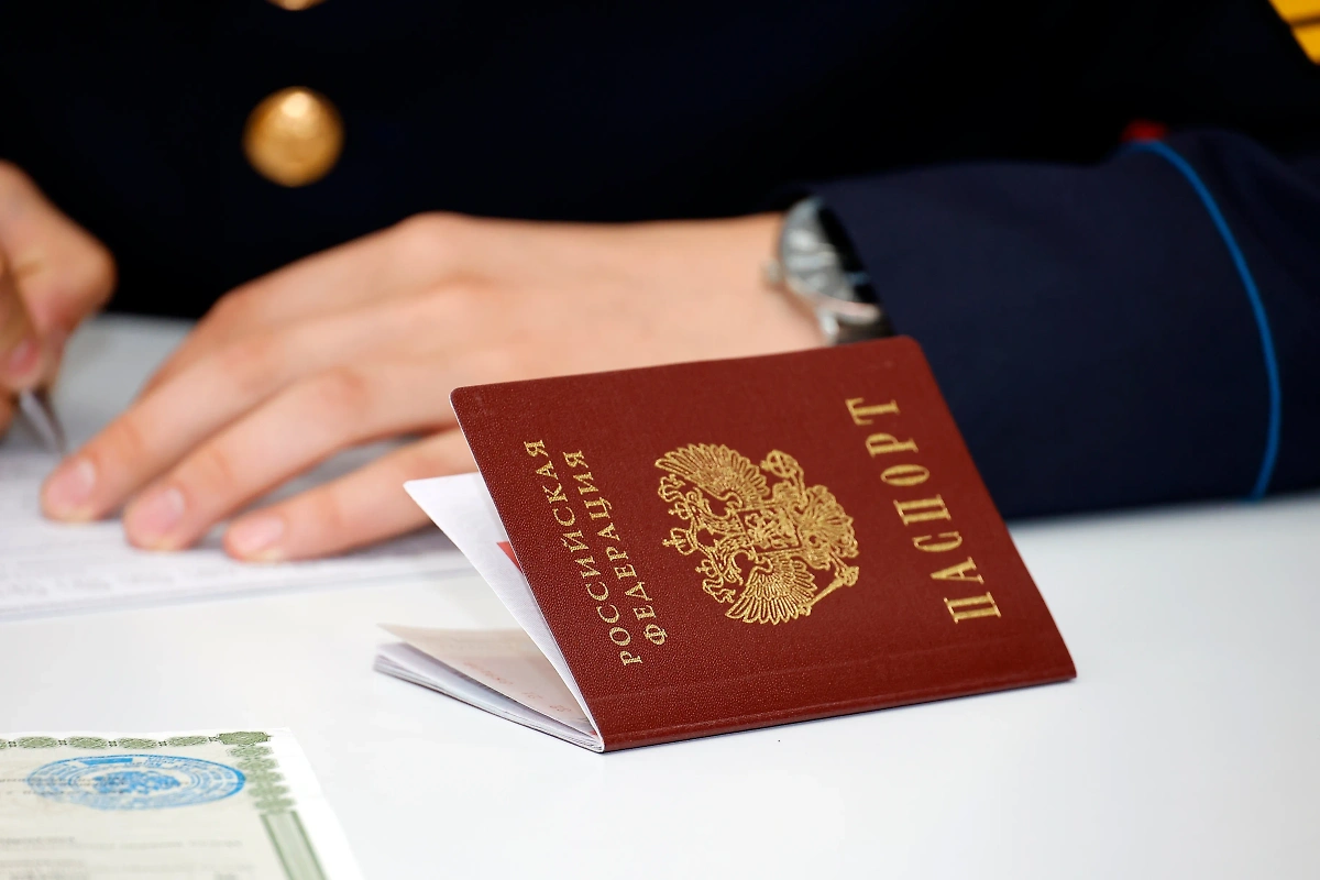 Российский паспорт. Обложка © Shutterstock / FOTODOM / Videographer_42