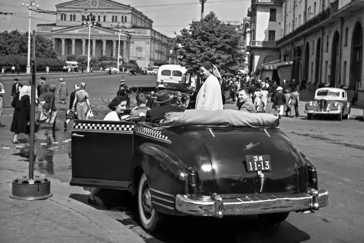 Знаменитые «шашечки» у Большого театра в Москве. Август 1955 года. Фото © mos.ru / Главархив Москвы