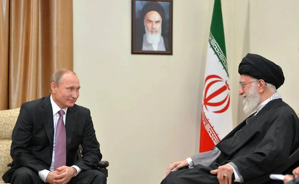 Владимир Путин и Али Хаменеи на встрече в Тегеране в 2015 году. Обложка © ТАСС / Zuma