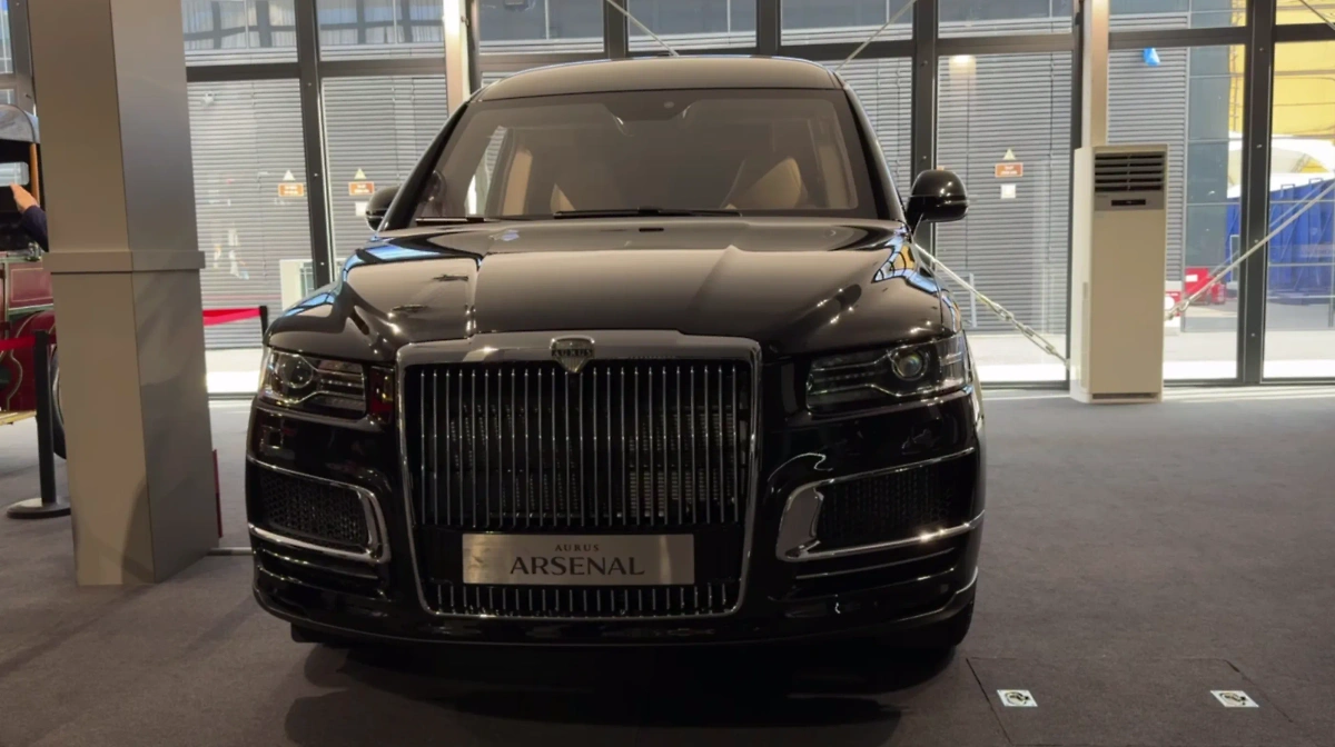 Aurus представил на ПМЭФ люксовый минивэн Arsenal в исполнении VIP. Обложка © Life.ru 
