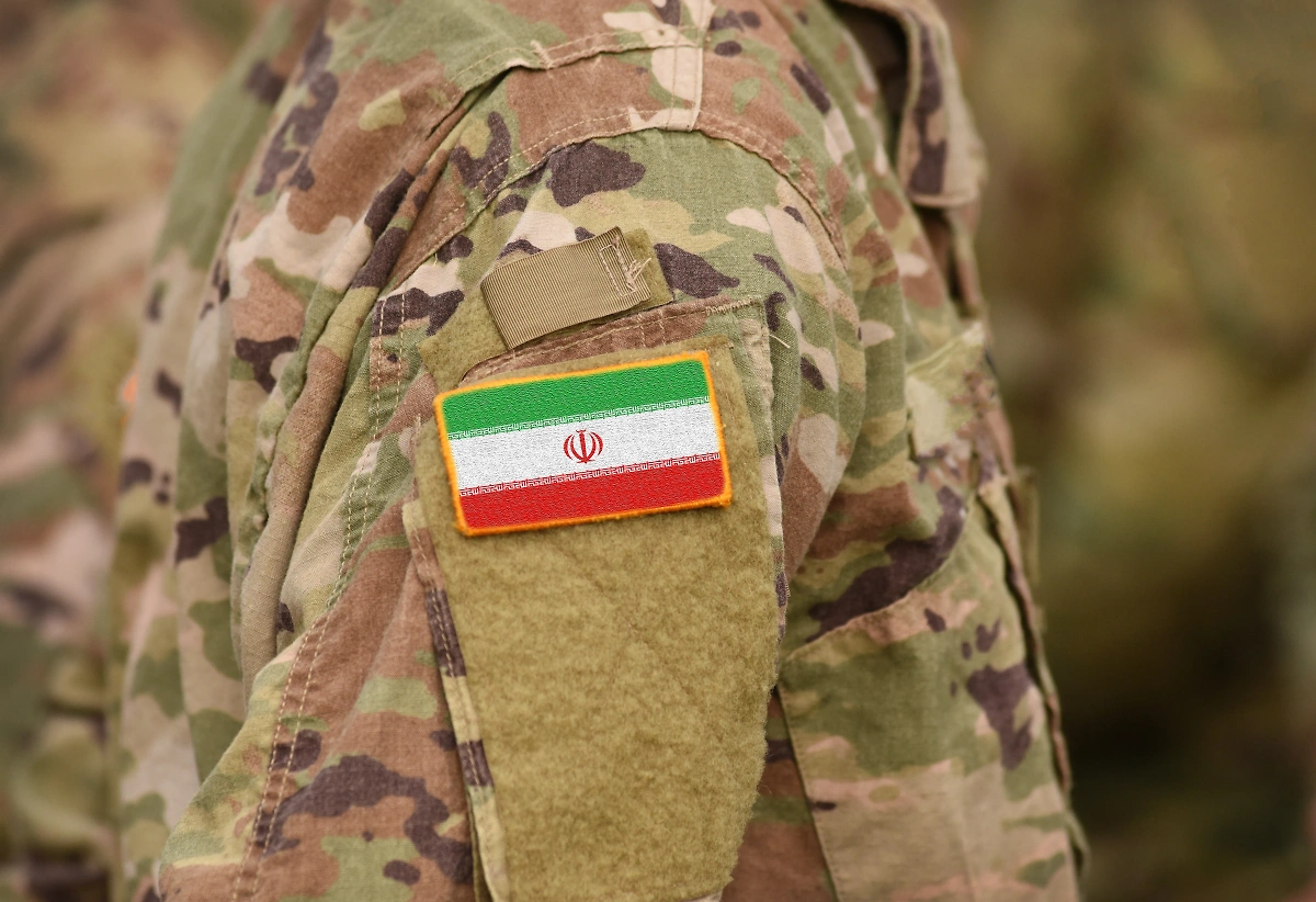 Иранский военный. Обложка © Shutterstock / FOTODOM / Bumble Dee