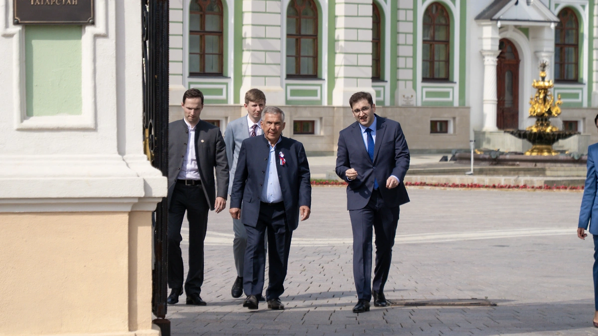 Глава Татарстана Рустам Минниханов и председатель Оргкомитета международной Экспедиции Ислам Назаралиев. Фото © АНО «Международный Центр региональной интеграции»