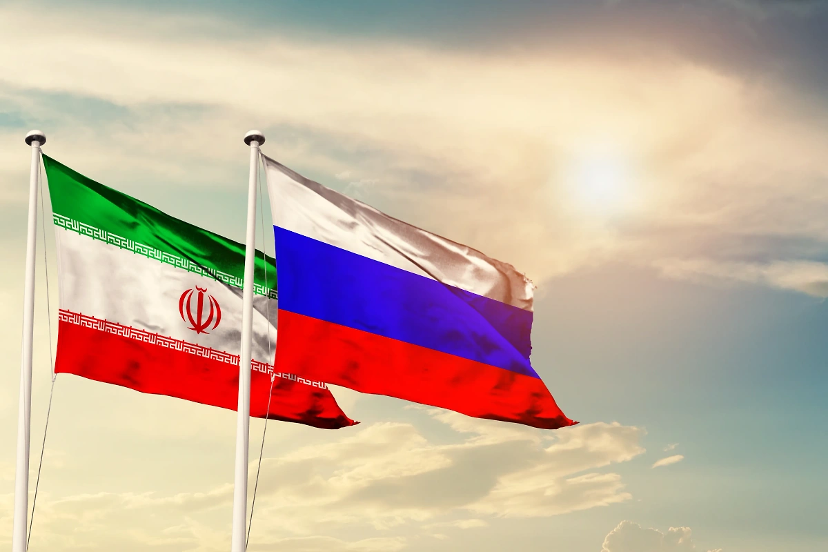 Флаги Ирана и России. Обложка © Shutterstock / FOTODOM / em_concepts