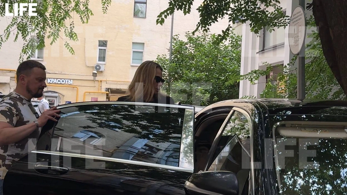 Юлия Высоцкая сопровождала мужа на церемонии прощания с Валентиной Талызиной. Фото © Life.ru 
