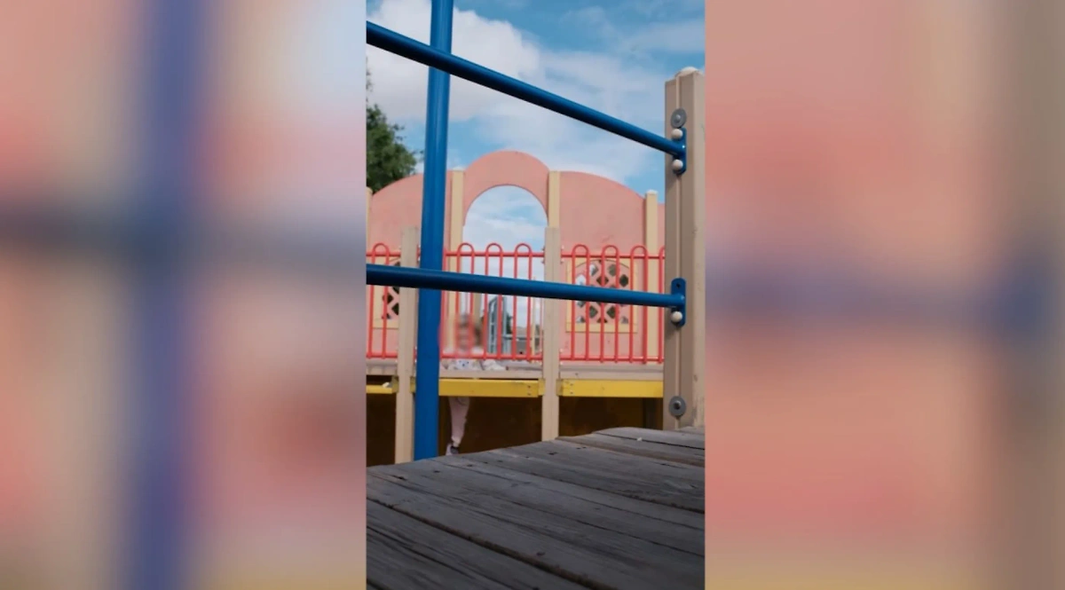 Девочка упала в дыру между досок в Астраханской области. Обложка © SHOT