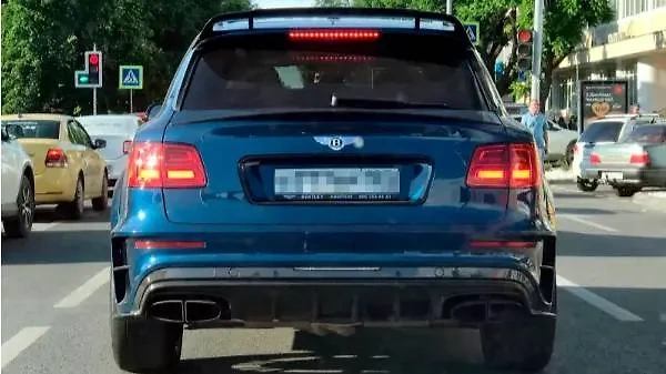 Роскошный внедорожник Bentley Bentayga, купленный на ООО «Театр «Золотое кольцо». Фото © nomerogram.ru