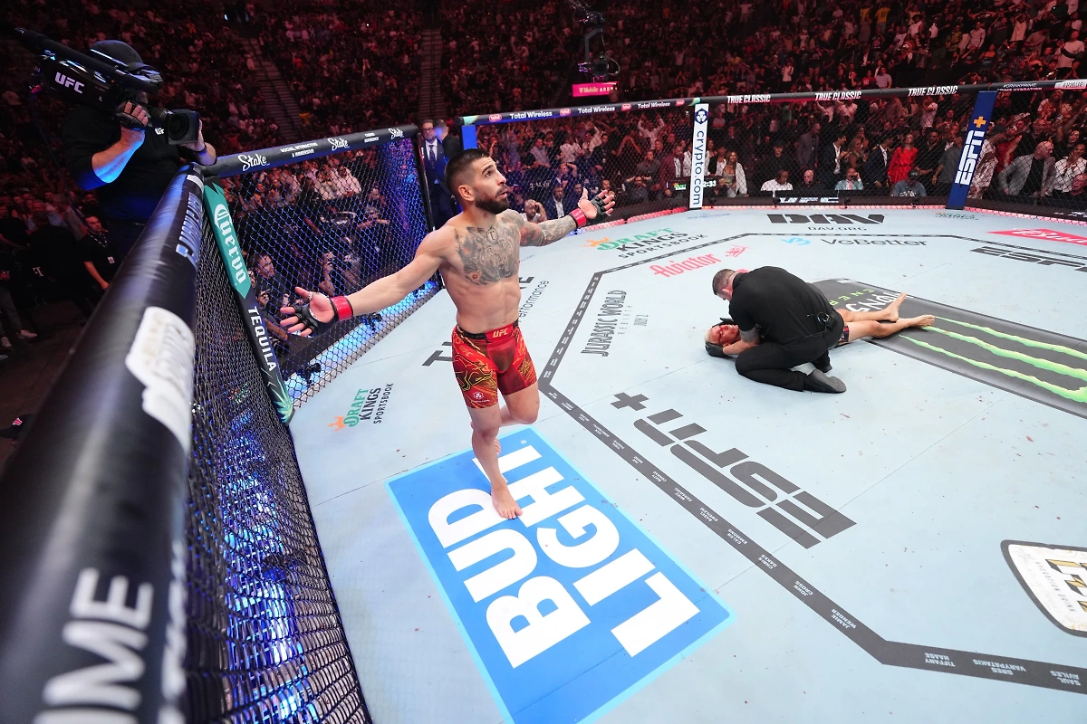 Илия Топурия стал новым чемпионом UFC в лёгком весе. Обложка © X / UFC