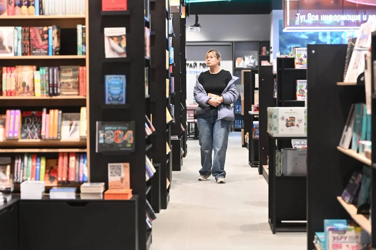 Посетительница книжного магазина. Обложка © Life.ru
