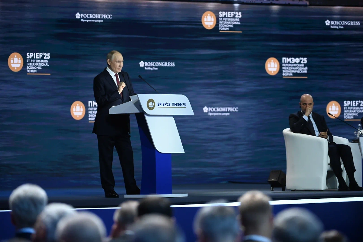 Владимир Путин на ПМЭФ-2025. Обложка © Life.ru