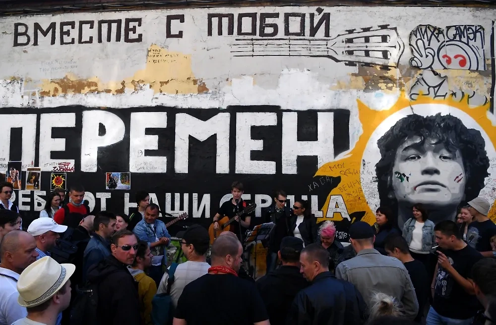 Стена Цоя в Москве до сих пор собирает поклонников музыканта. Фото © РИА Новости / Алексей Майшев