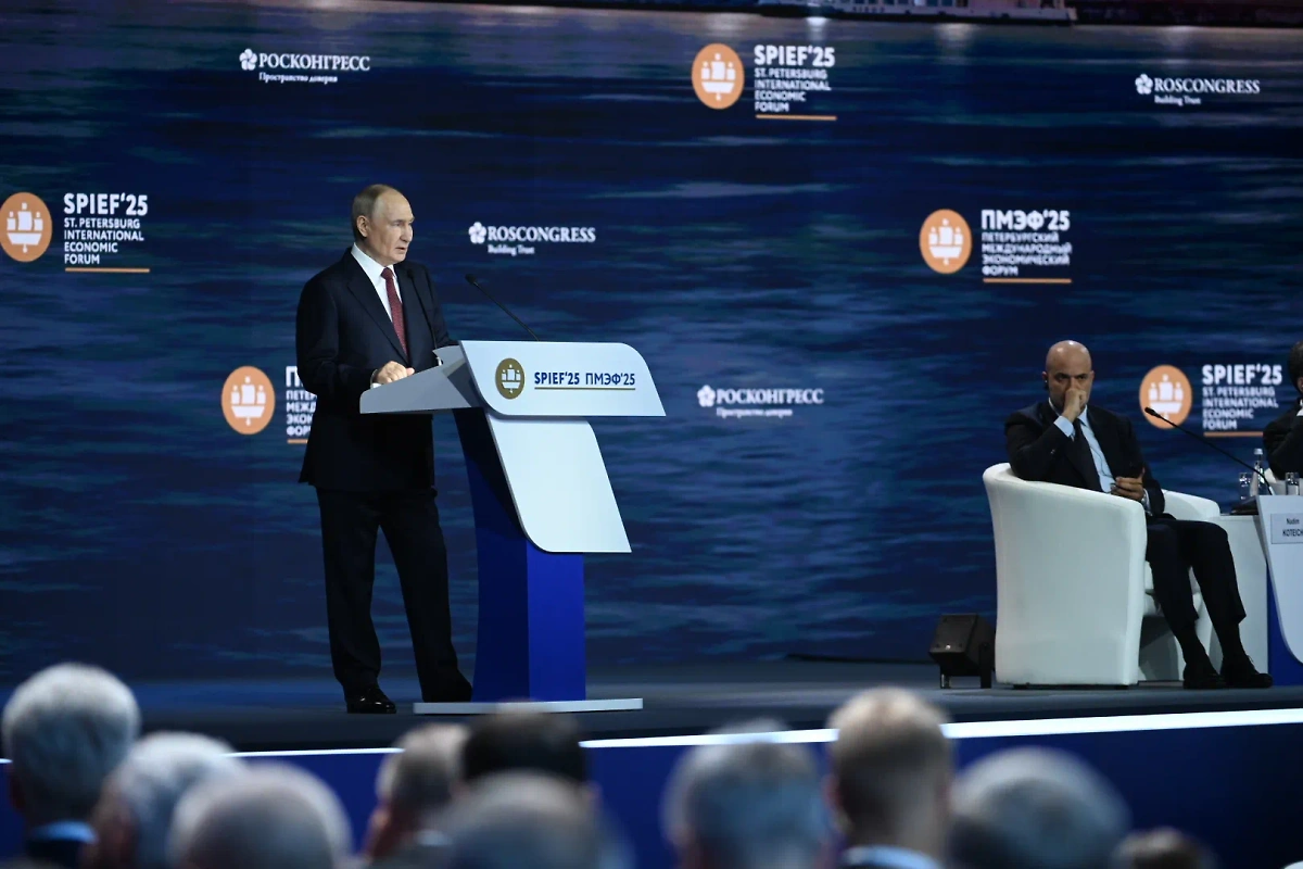 Владимир Путин на ПМЭФ. Обложка © Life.ru