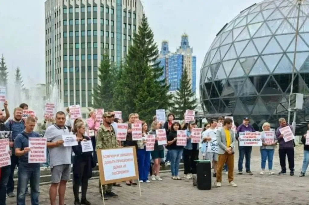 Митинг обманутых дольщиков в Новосибирске. Обложка © VK / Оперативный Новосибирск