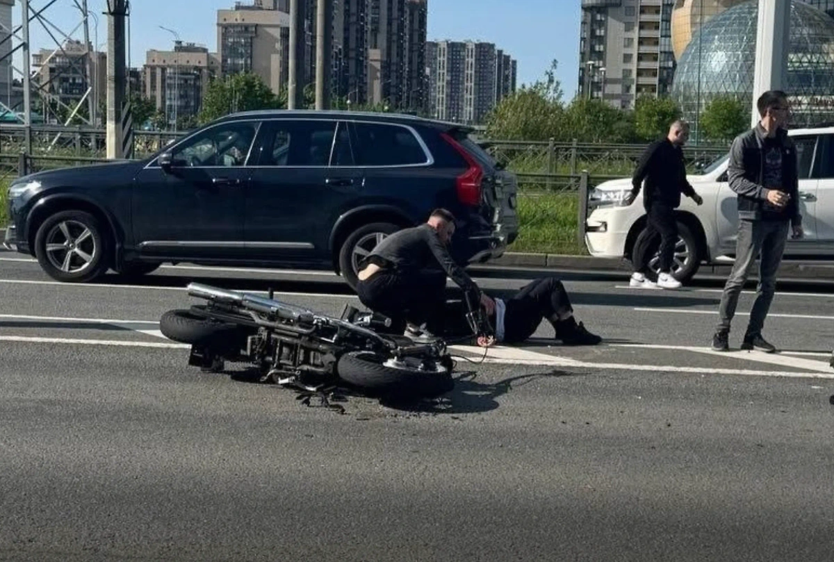 Место ДТП с байкером в Петербурге. Обложка © VK / Город news Ленинский проспект