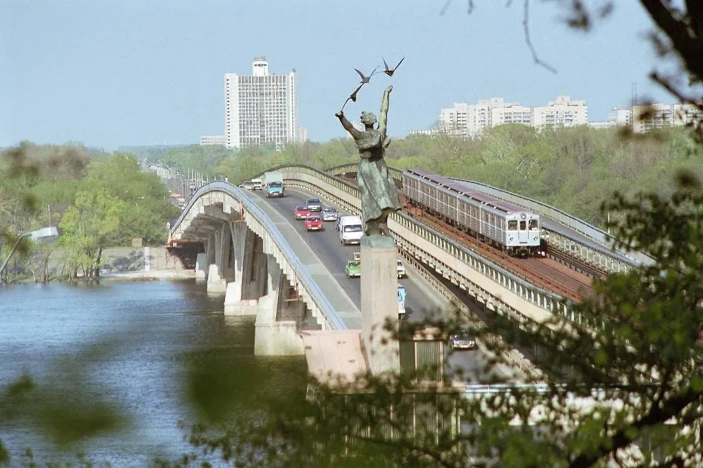 Метромост через Днепр в Киеве. Обложка © ТАСС / Владимир Фалин