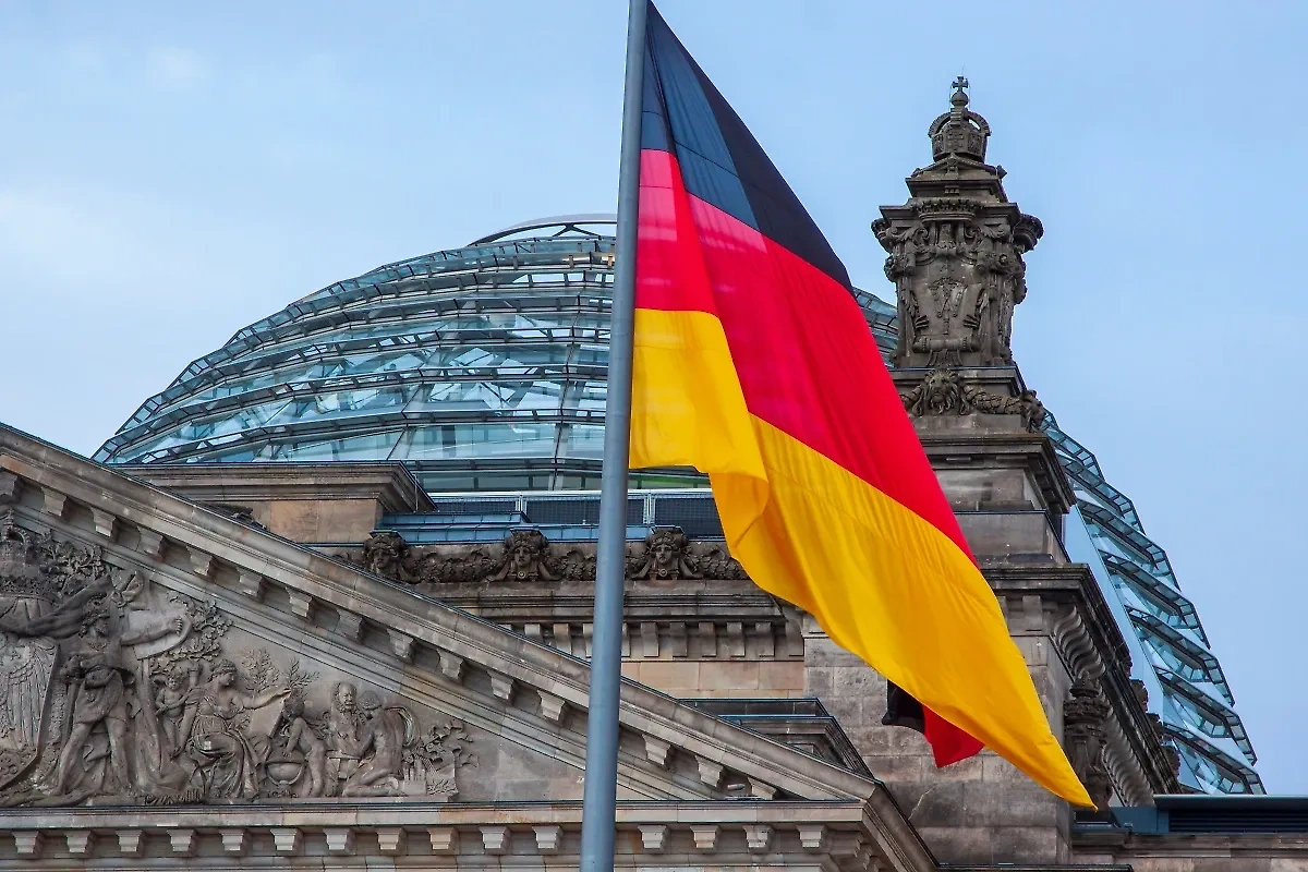 Флаг Германии. Обложка © Shutterstock / FOTODOM / Juan Garcia Hinojosa