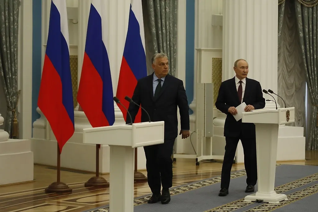 Виктор Орбан и Владимир Путин в Кремле. Обложка © Life.ru