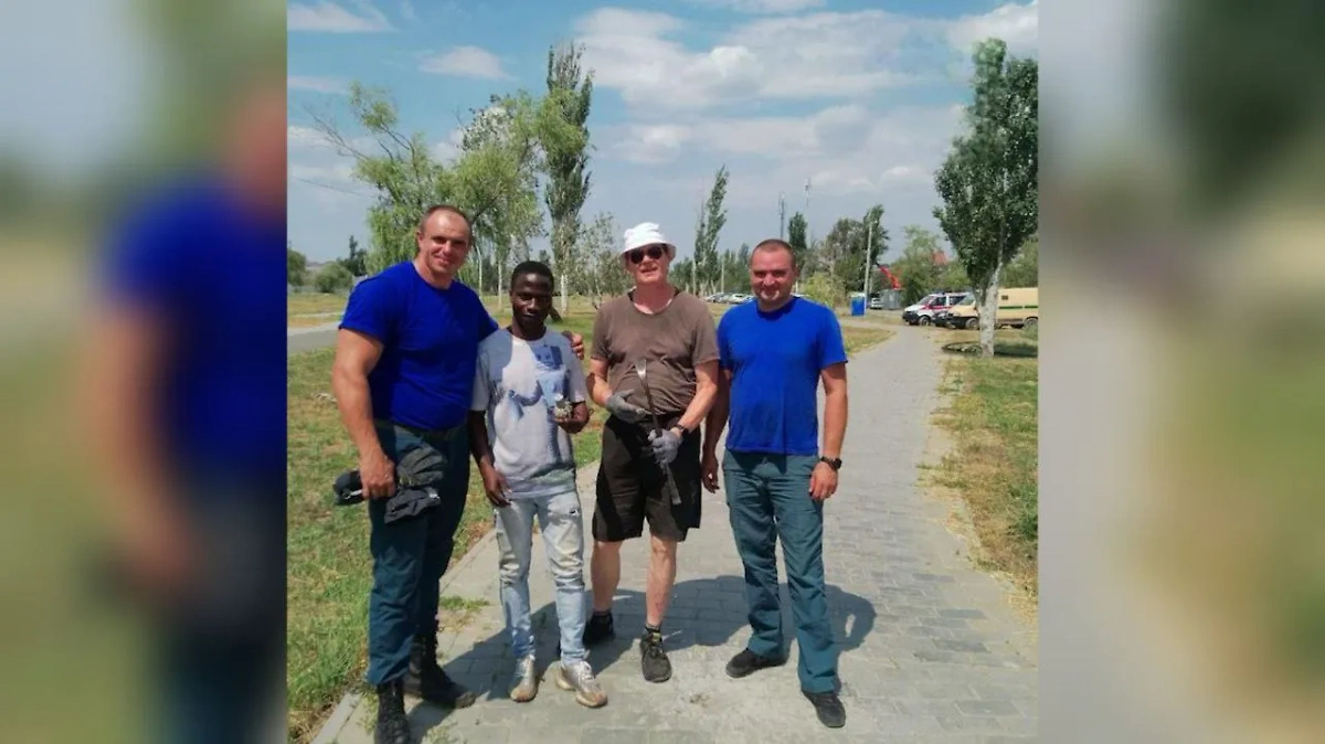 Африканский студент помогает восстанавливать Мариуполь. Обложка © Telegram / Mash