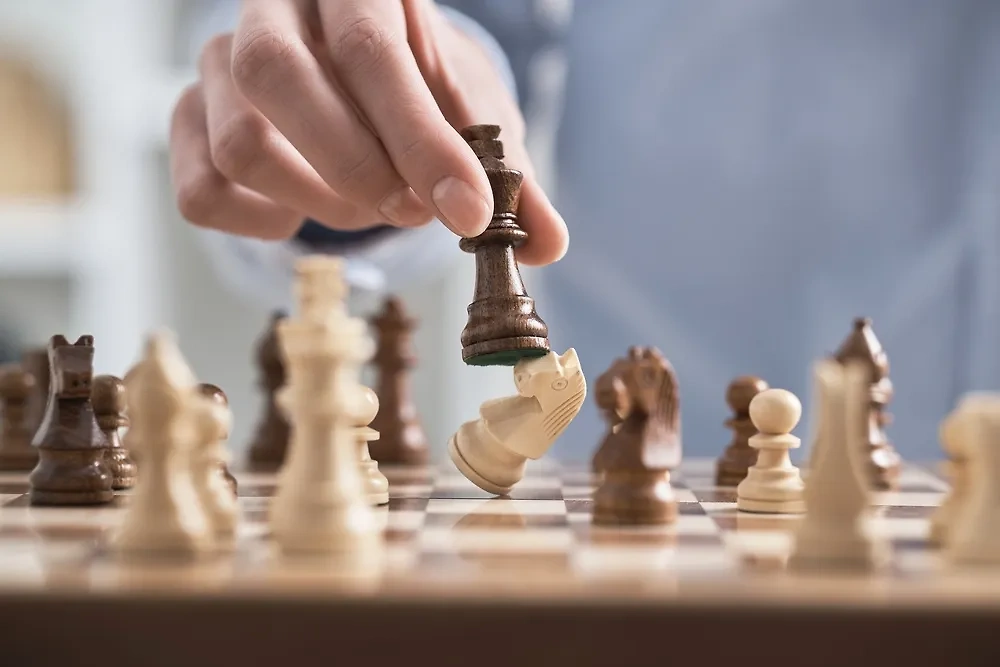 Обложка © Shutterstock / FOTODOM / Trump card 