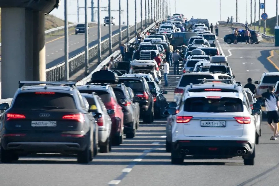 Очередь из автомобилей на Крымском мосту. Обложка © ТАСС /Роман Соколов