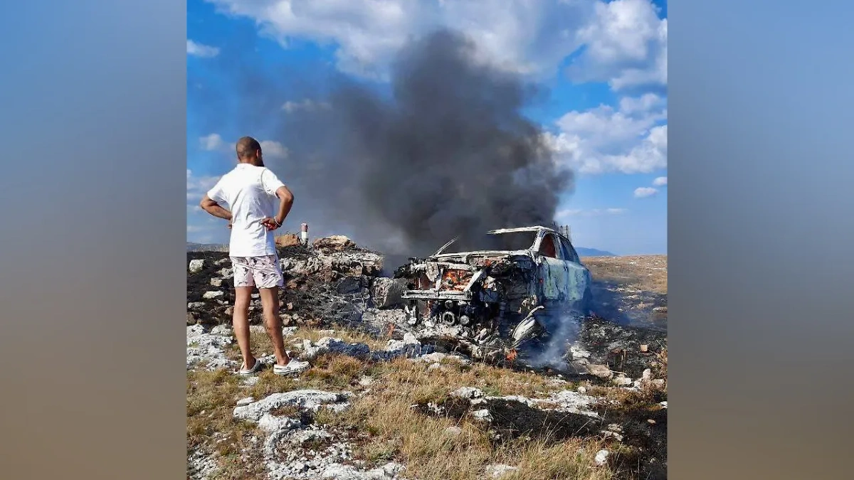 Porsche Cayenne горит в заповеднике в Крыму. Фото © Telegram / Заповедный Крым 