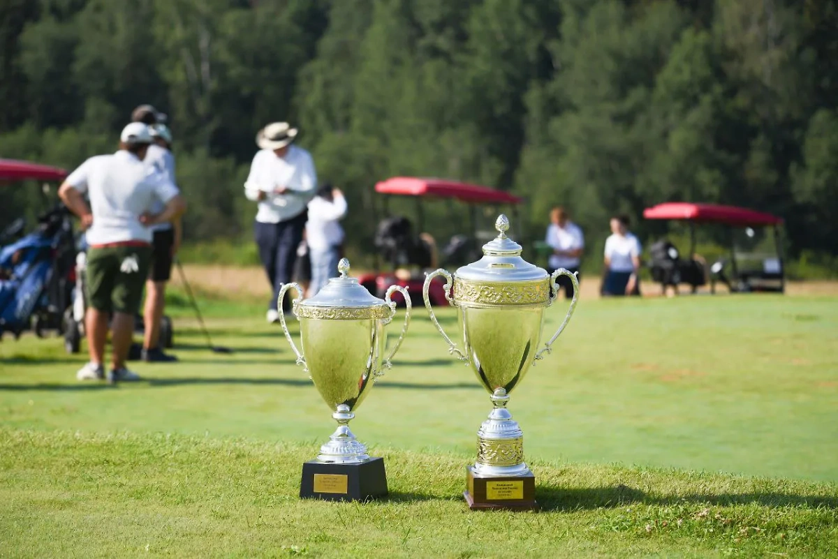 Трофеи за победу в Командном чемпионате России по гольфу. Обложка © Telegram / RUSGOLF