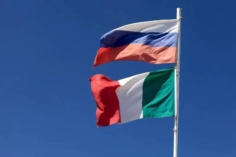Флаги России и Италии. Обложка © Shutterstock / FOTODOM / Chubykin Arkady