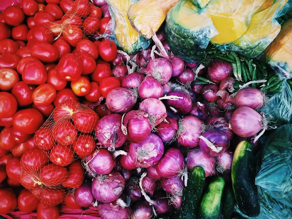 Летние овощи и фрукты. Фото © Unsplash / Andres Carreno