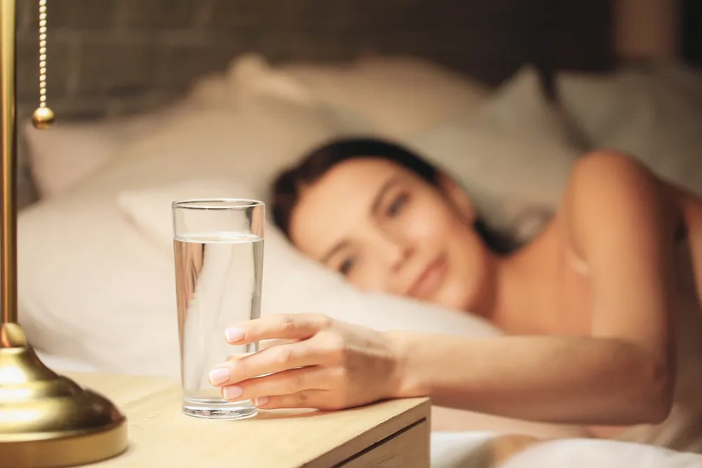 Почему нельзя оставлять воду в кружке на ночь — мнение врачей. Фото © Shutterstock / FOTODOM / Pixel-Shot