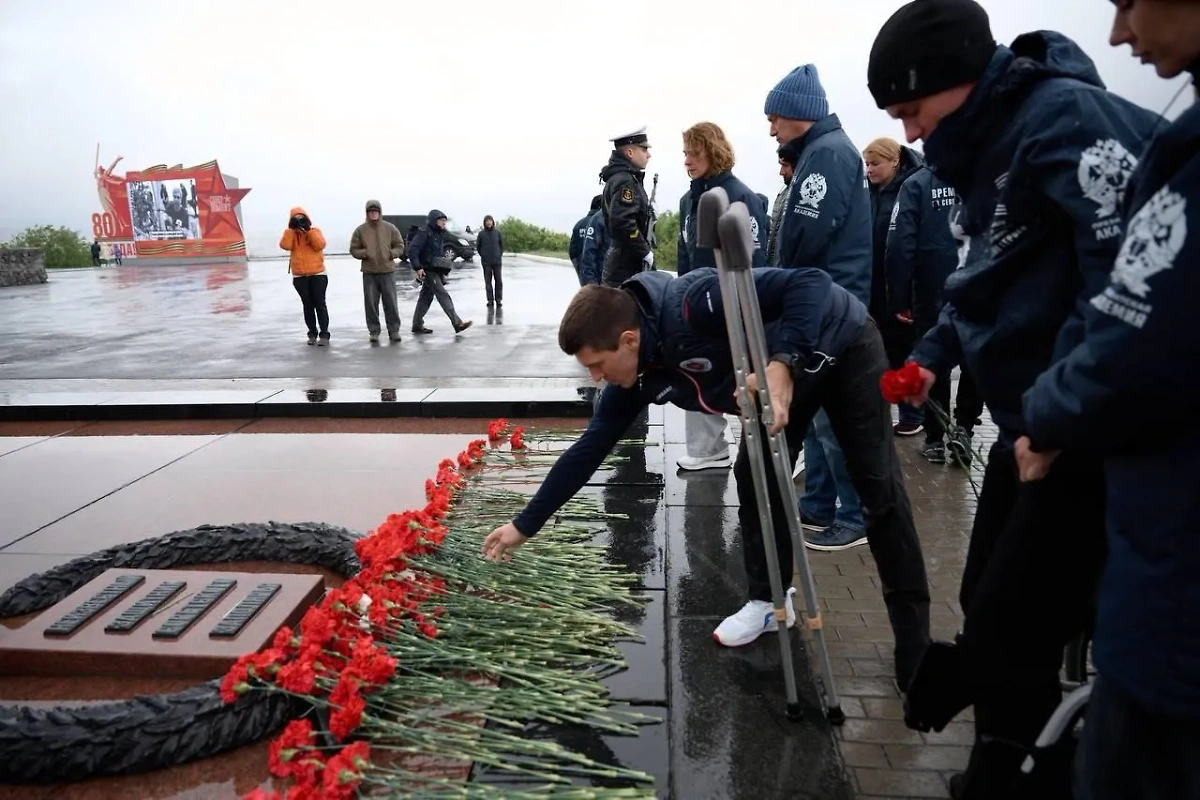 Возложение цветов. Фото © Предоставлено пресс-службой программы «Время героев»