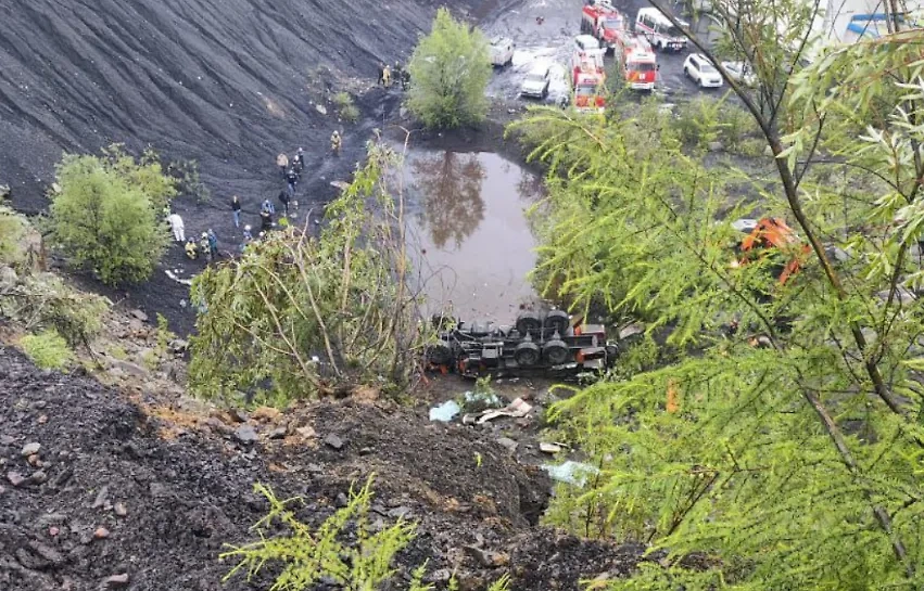 В Якутии автобус с вахтовиками упал с 25-метровой высоты. Обложка © Telegram / МВД по Республике Саха (Якутия)