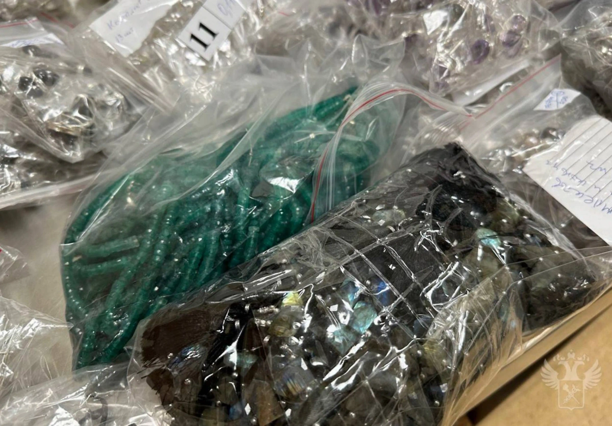 Ювелирные изделия изъяты в аэропорту в Москве. Фото © Telegram / ФТС России