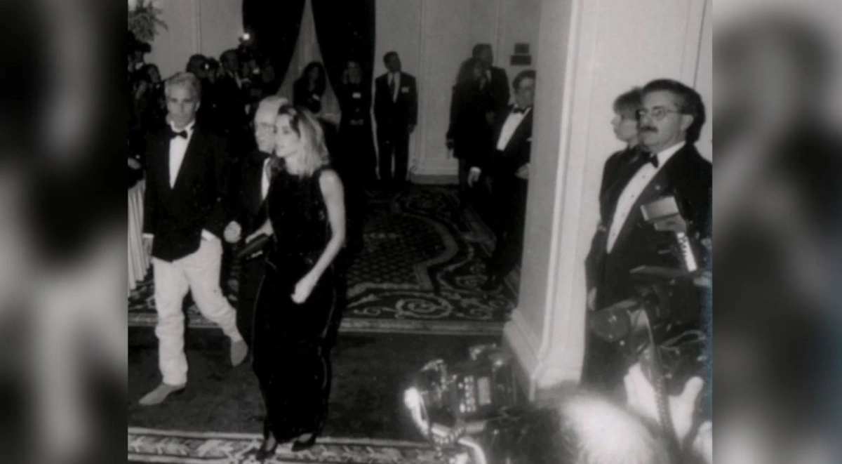 Эпштейн на одной вечеринке с Трампом. Фото © Х / AFpost