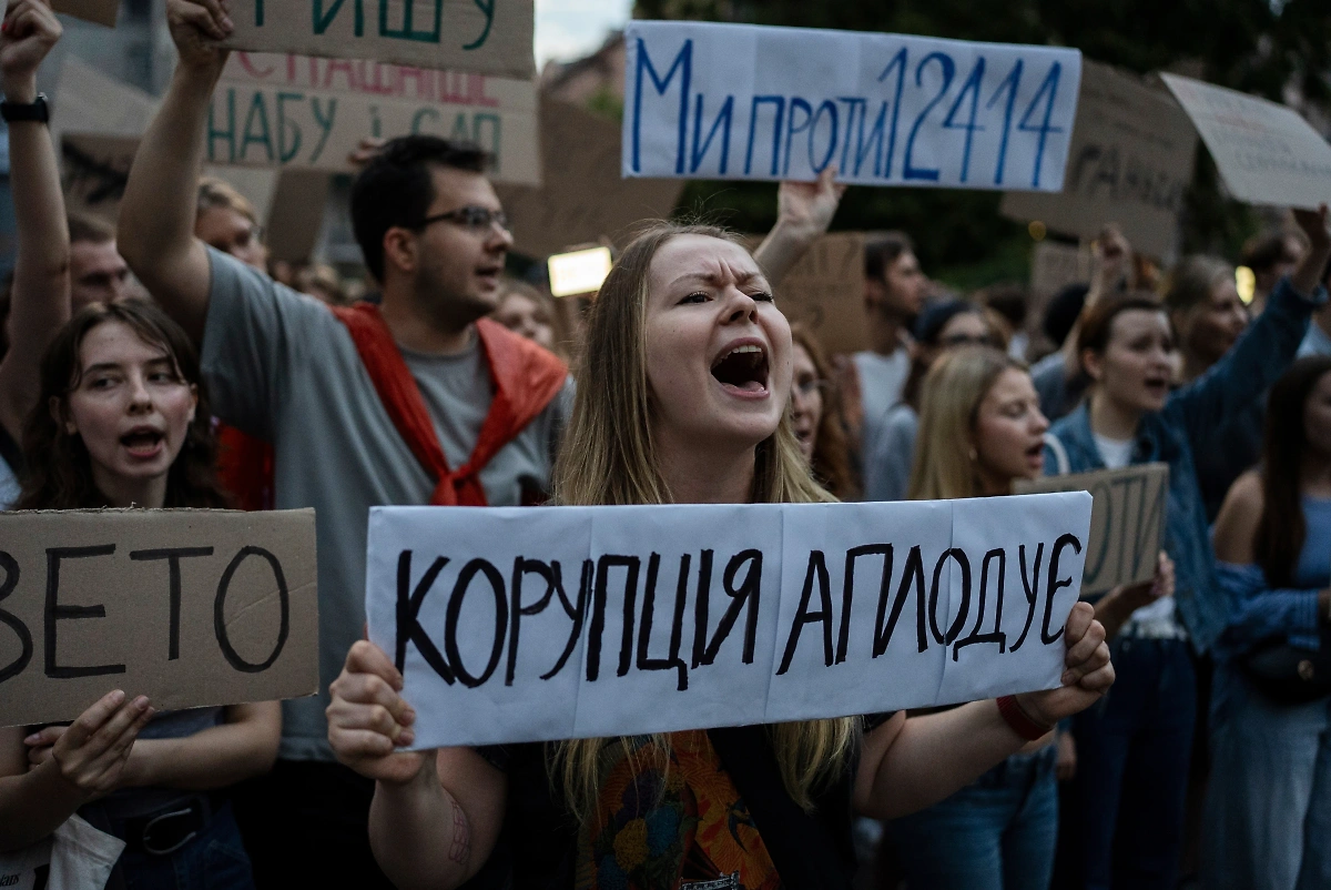 В крупных городах Украины прошли протесты. Фото © ТАСС / AP/ Alex Babenko