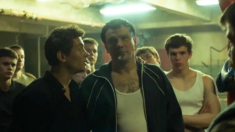 Сергей Базанов (в центре) в сериале «Слово пацана», 2023 год, режиссёр Жора Крыжовников. Обложка © Wink