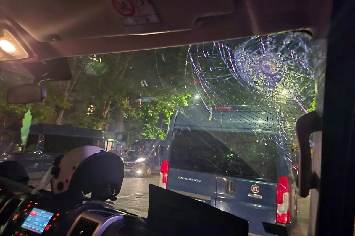 Нападение на полицию в Белграде. Обложка © МВД Сербии