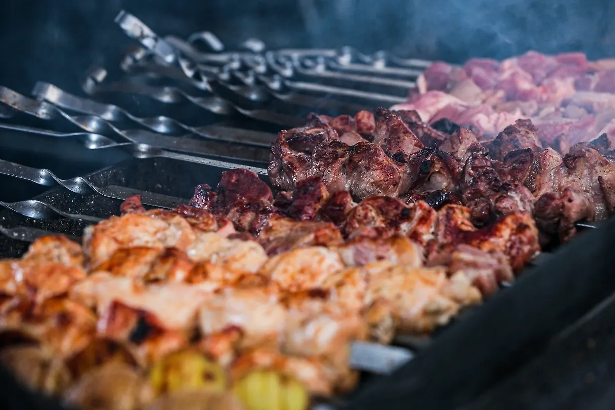Шашлык. Обложка © Shutterstock / FOTODOM / DiPres