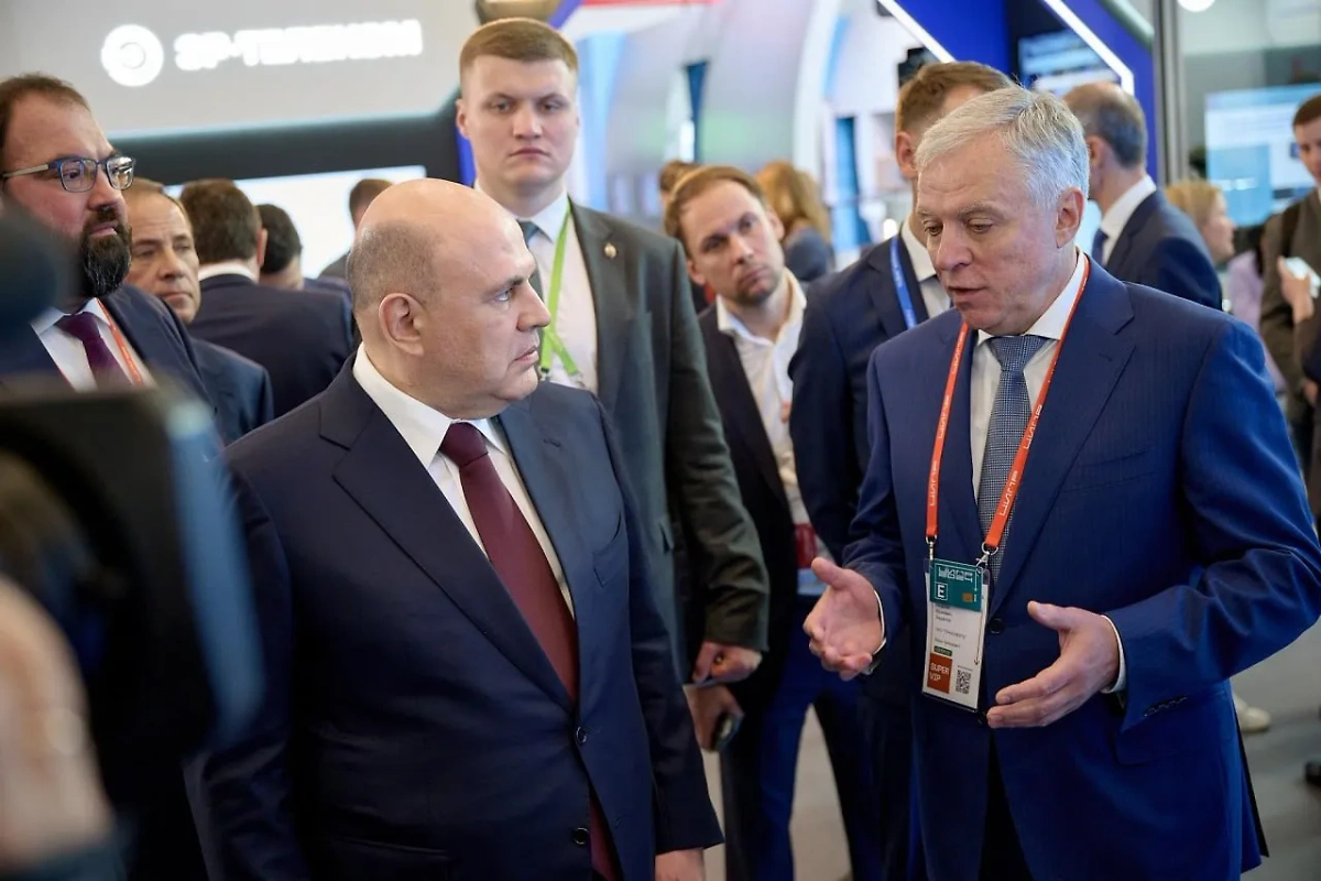 Андрей Бадалов с премьер-министром Михаилом Мишустиным. Обложка © Telegram / ПАО «Транснефть»