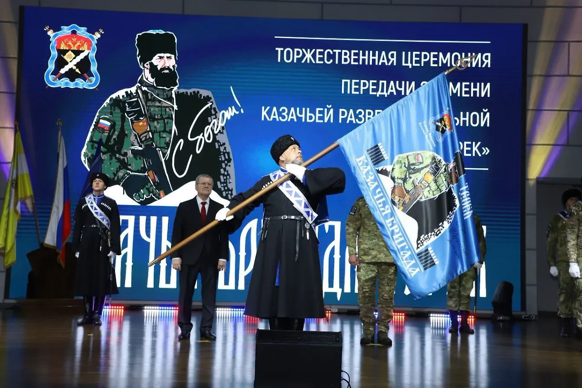Вручение знамени казачьей бригаде «Терек». Обложка © Telegram / Всероссийское Казачье Общество