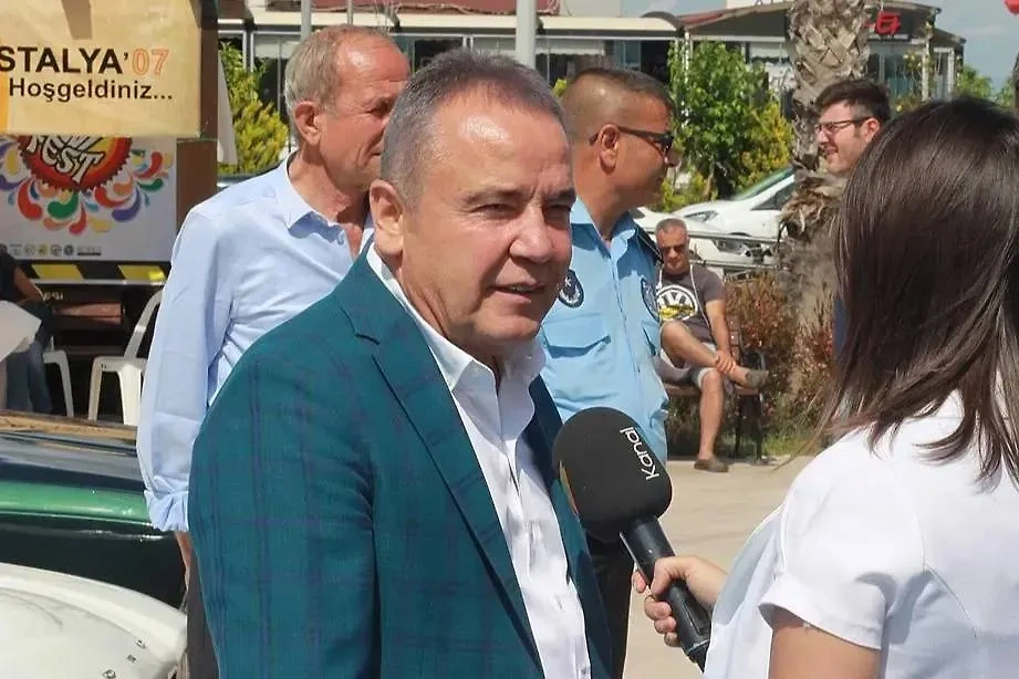 Мухиттин Бёчек. Обложка © Wikipedia / Onur