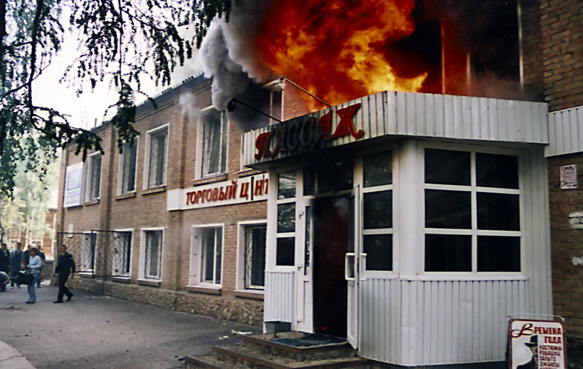 11 июля 2005 года в торговом центре «Пассаж» в Ухте (Республика Коми) произошёл пожар, вызванный умышленным поджогом. Обложка © ТАСС / Газета «Ухта» 