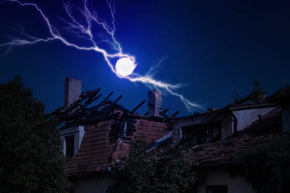 Шаровая молния. Обложка © Shutterstock / FOTODOM / yaalan