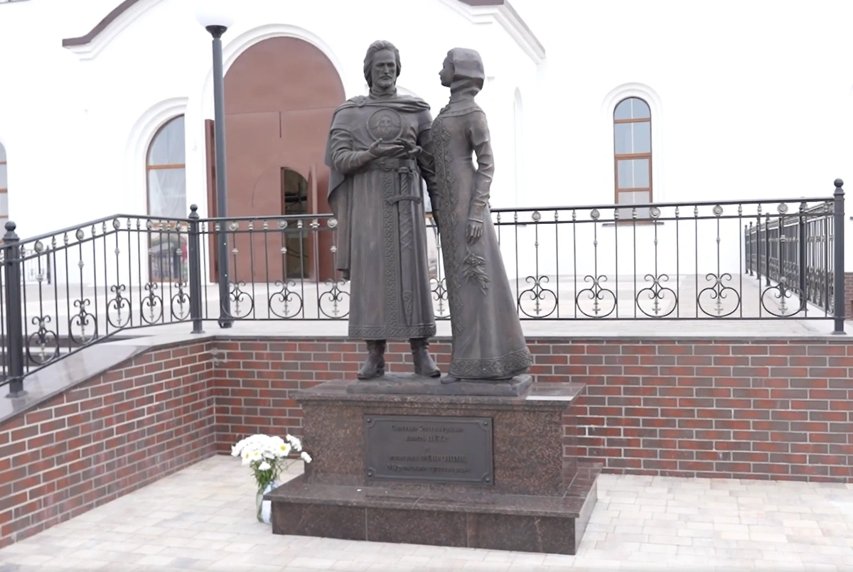 Скульптурная композиция, посвящённая святым Петру и Февронии. Обложка © Предоставлено Life.ru