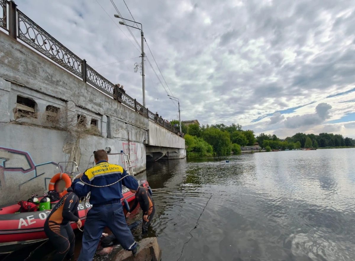 В Нижнем Тагиле достали автомобиль, упавший в реку. Фото © VK / МБУ «Центр защиты населения»