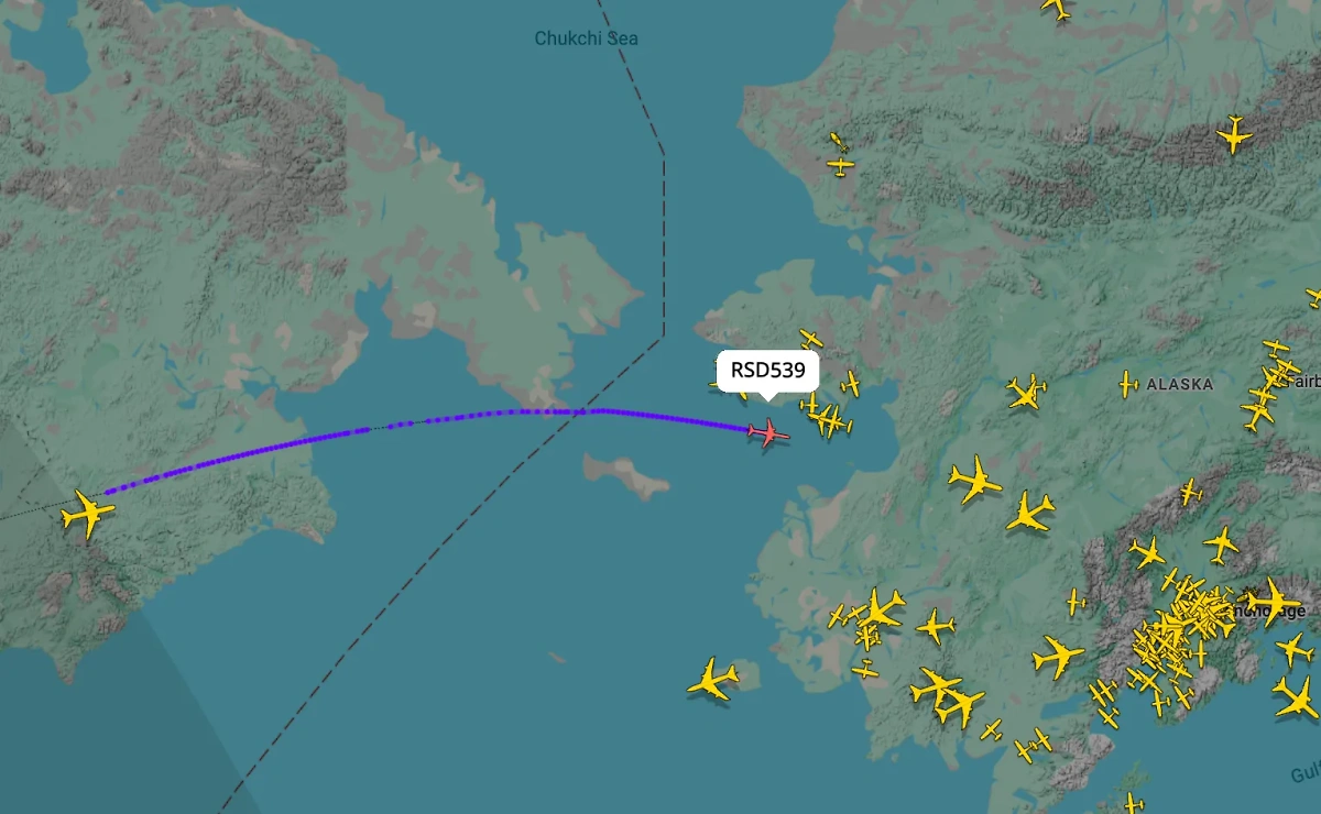 Самолёт с Владимиром Путиным летит в Аляску. Скриншот © FlightRadar24
