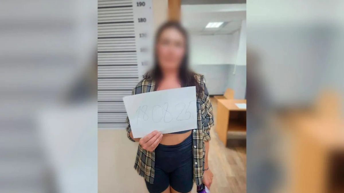 Жительница Усолья-Сибирского, уснувшая на сапе. Фото © Telegram / Babr Mash