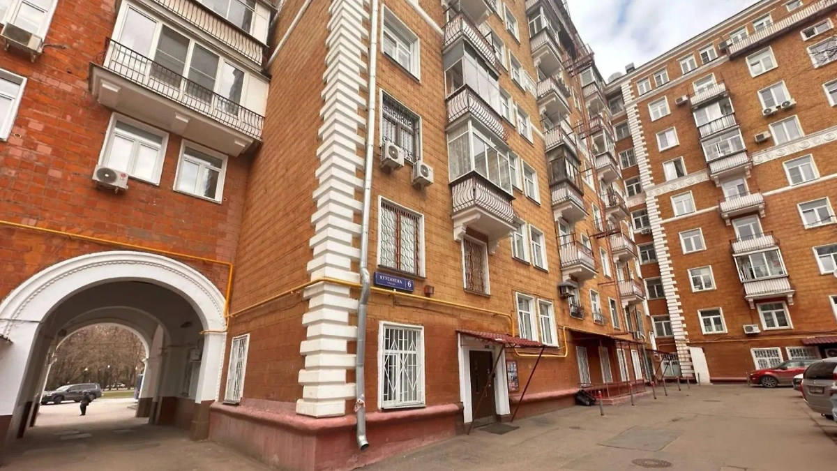 В этом доме у Людмилы Телень четырёхкомнатная квартира. Фото © cian