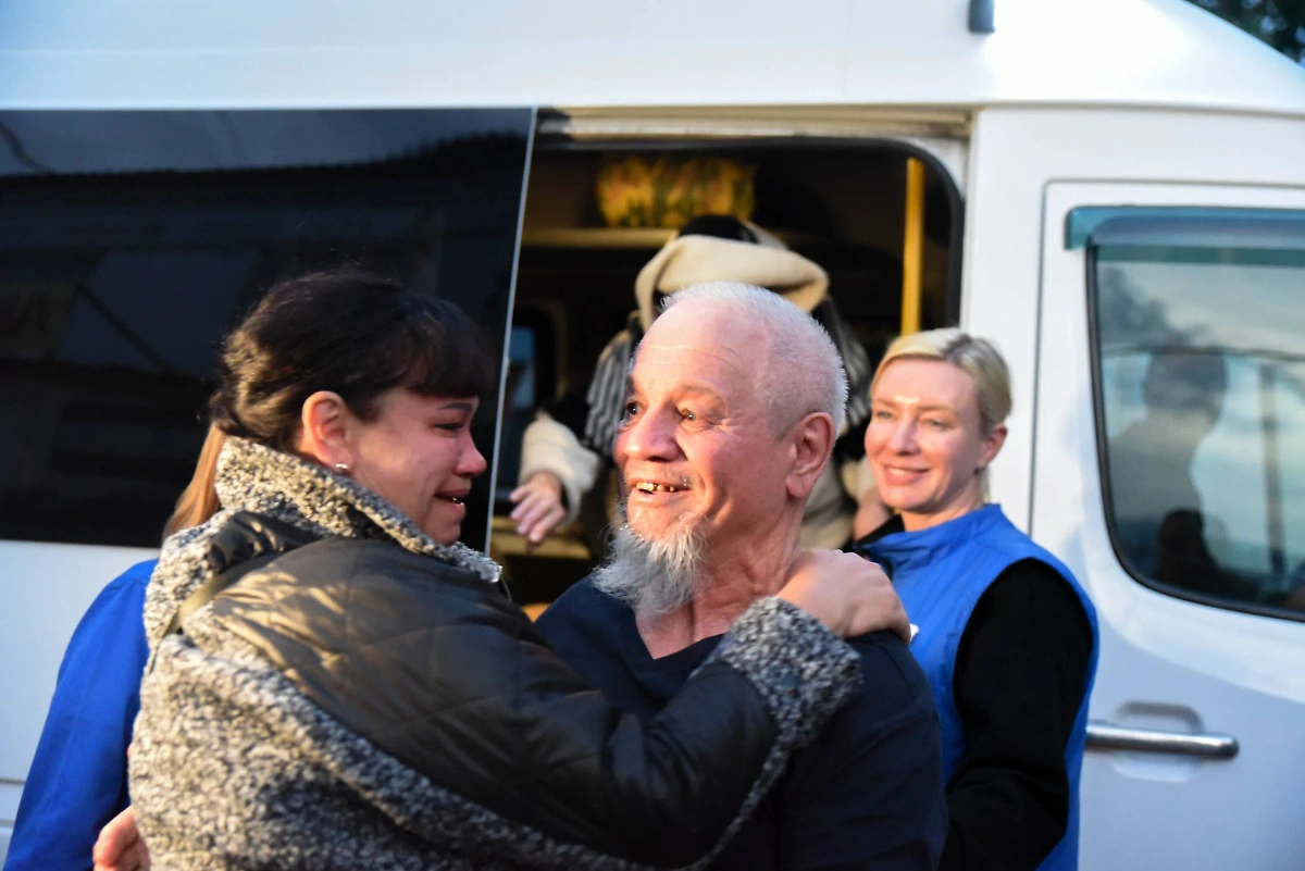 Восемь курян прибыли в Курск. Фото © Telegram / Александр Хинштейн