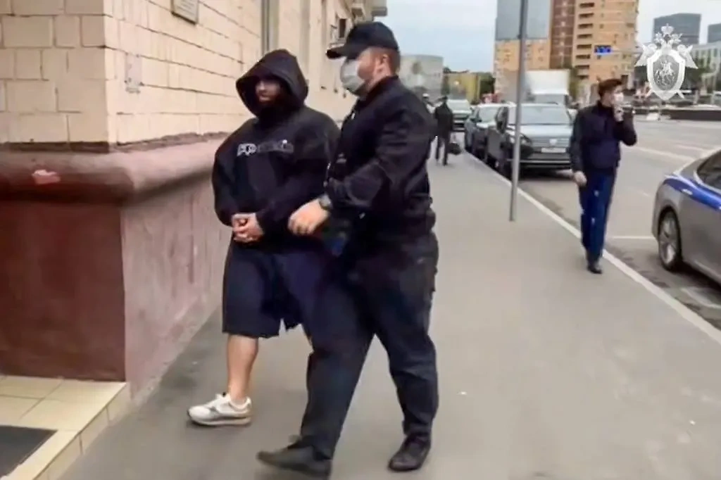 Блогер Арсен Маркарян (слева), задержанный по подозрению в оскорблении памяти защитников Отечества, у Следственного комитета. Фото © ТАСС / Следственный комитет РФ