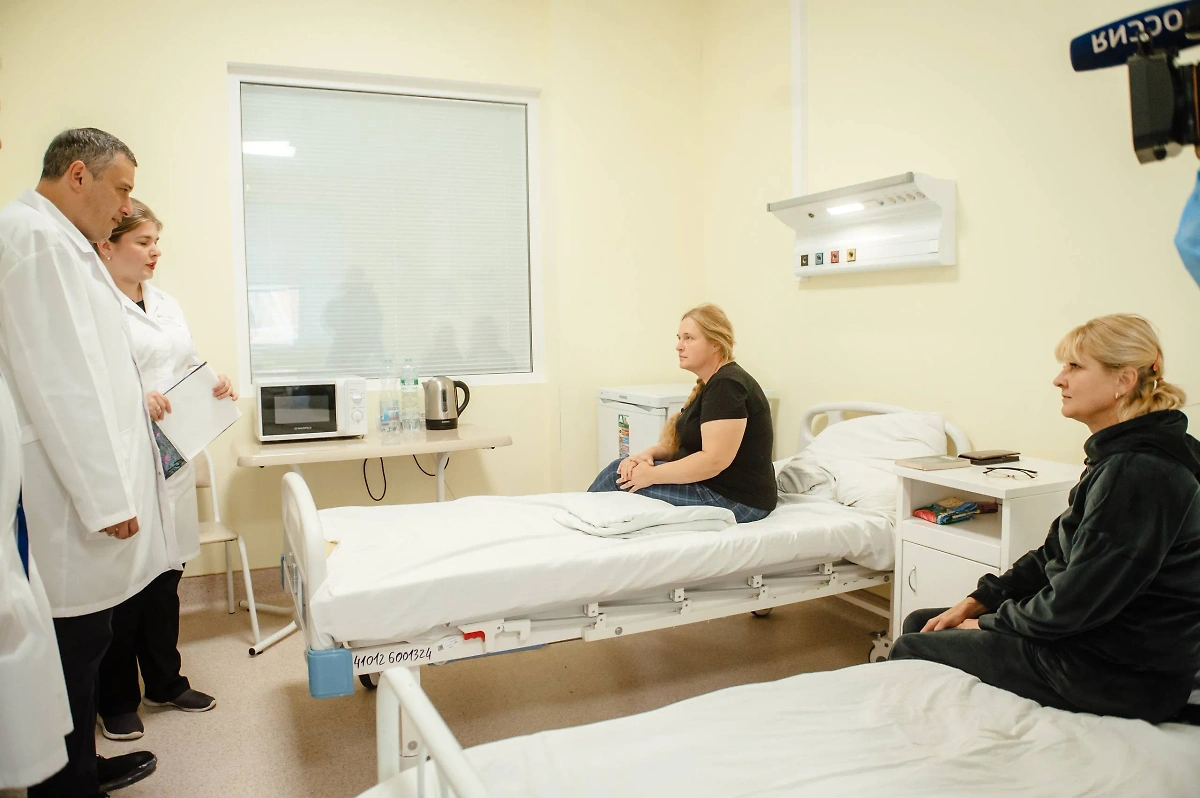 Александр Хинштейн с раненными в результате атак ВСУ. Фото © Telegram / Александр Хинштейн